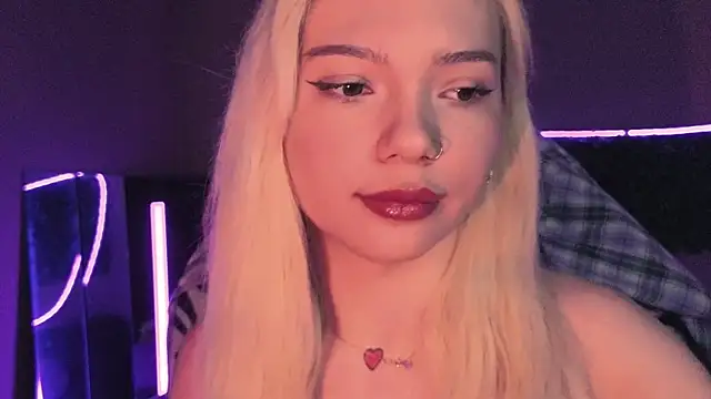 Snapshot of SandraBoyl chatting on 11.25.25 SandraBoyl online show from 11.25.25