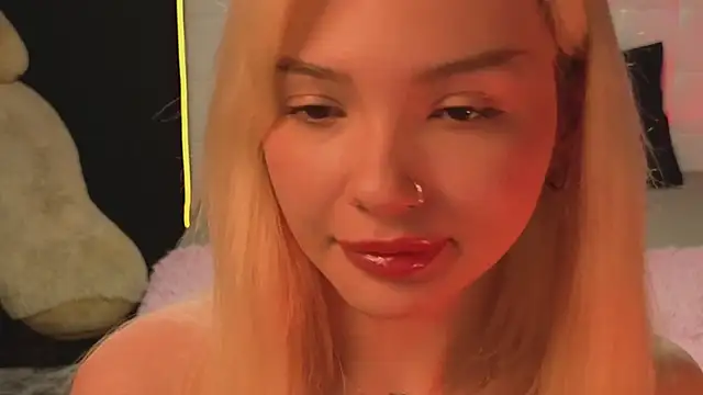 Snapshot of SandraBoyl chatting on 11.28.25 SandraBoyl online show from 11.28.25