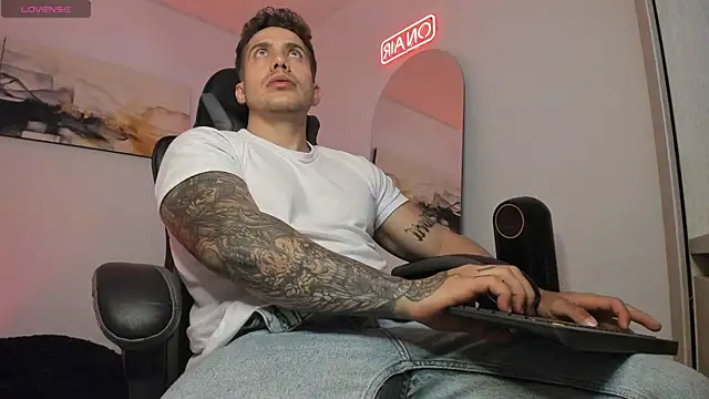 Snapshot of LucianSinclair chatting on 12.27.24 LucianSinclair online show from 12.27.24