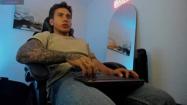 Snapshot of LucianSinclair chatting on 01.16.25 LucianSinclair online show from 01.16.25