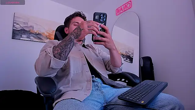 Snapshot of LucianSinclair chatting on 01.18.25 LucianSinclair online show from 01.18.25