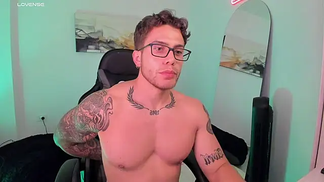 Snapshot of LucianSinclair chatting on 02.20.25 LucianSinclair online show from 02.20.25