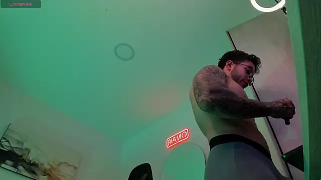 Snapshot of LucianSinclair chatting on 02.22.25 LucianSinclair online show from 02.22.25