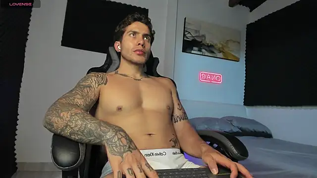 Snapshot of LucianSinclair chatting on 11.02.25 LucianSinclair online show from 11.02.25