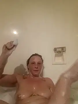 Snapshot of Everlyrose27 chatting on 01.16.25 Everlyrose27 online show from 01.16.25