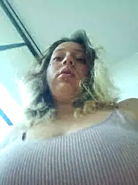 Snapshot of Enyeld_ruru chatting on 10.19.25 Enyeld ruru online show from 10.19.25