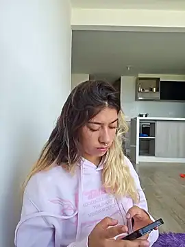 Snapshot of Enyeld_ruru chatting on 11.08.25 Enyeld ruru online show from 11.08.25