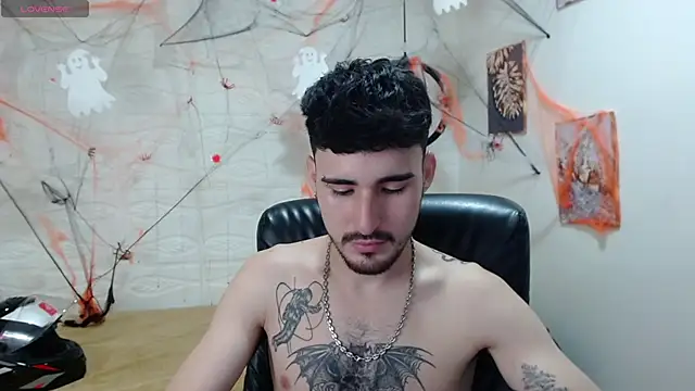 Snapshot of DmitriSanders chatting on 12.10.24 DmitriSanders online show from 12.10.24