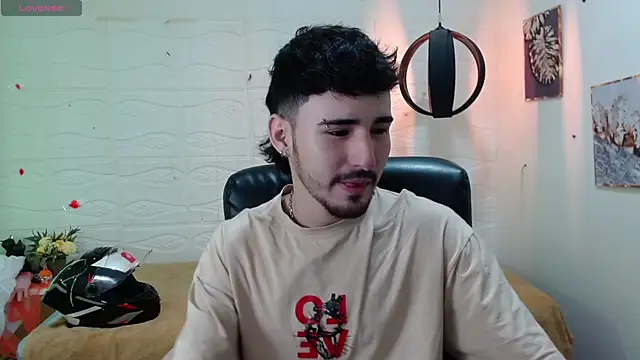 Snapshot of DmitriSanders chatting on 12.11.24 DmitriSanders online show from 12.11.24