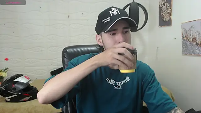 Snapshot of DmitriSanders chatting on 12.14.24 DmitriSanders online show from 12.14.24