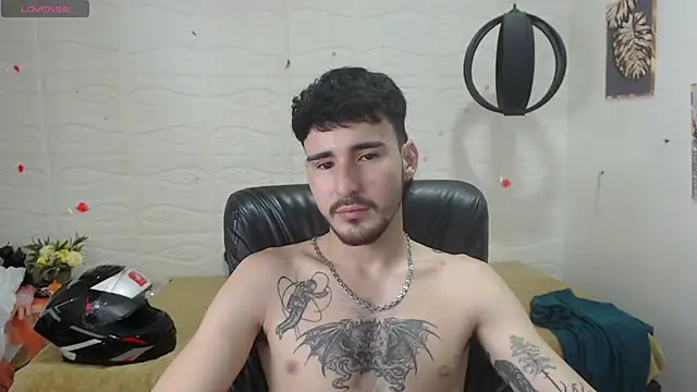 Snapshot of DmitriSanders chatting on 12.14.24 DmitriSanders online show from 12.14.24