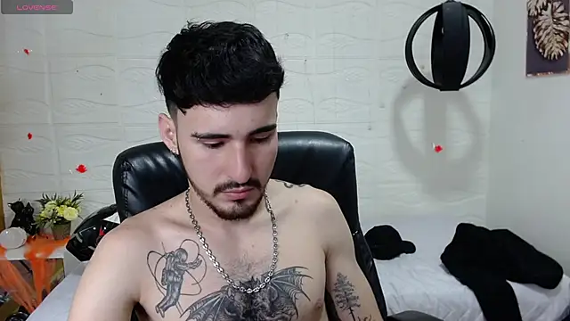 Snapshot of DmitriSanders chatting on 12.20.24 DmitriSanders online show from 12.20.24