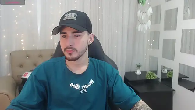 Snapshot of DmitriSanders chatting on 12.24.24 DmitriSanders online show from 12.24.24