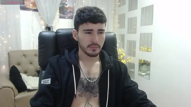 Snapshot of DmitriSanders chatting on 01.04.25 DmitriSanders online show from 01.04.25