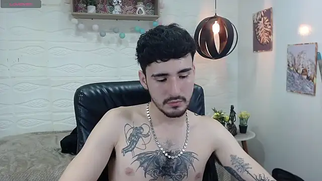 Snapshot of DmitriSanders chatting on 01.10.25 DmitriSanders online show from 01.10.25