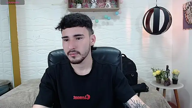 Snapshot of DmitriSanders chatting on 01.13.25 DmitriSanders online show from 01.13.25