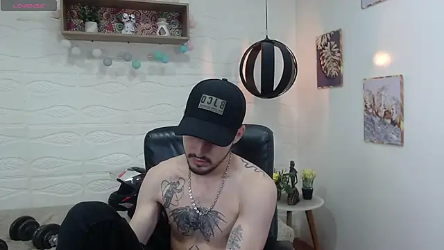 Snapshot of DmitriSanders chatting on 01.17.25 DmitriSanders online show from 01.17.25