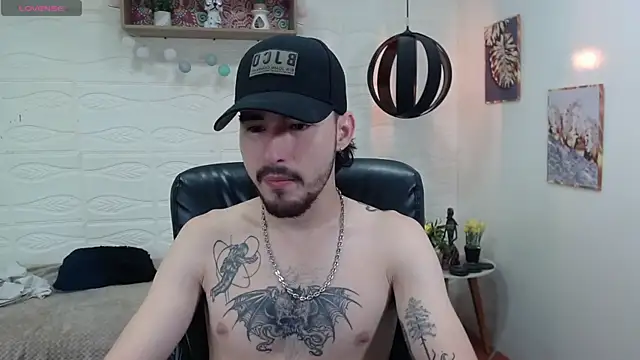 Snapshot of DmitriSanders chatting on 01.18.25 DmitriSanders online show from 01.18.25