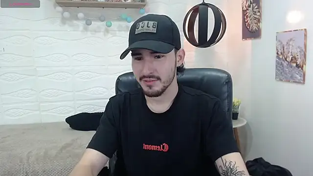 Snapshot of DmitriSanders chatting on 01.28.25 DmitriSanders online show from 01.28.25