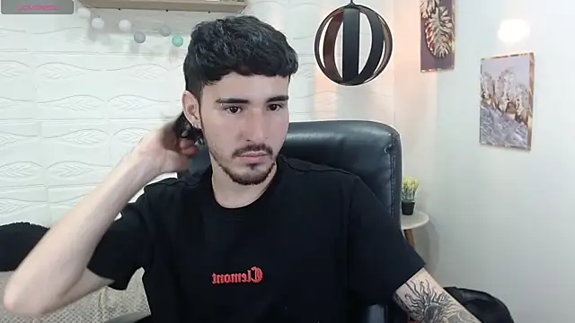 Snapshot of DmitriSanders chatting on 01.29.25 DmitriSanders online show from 01.29.25