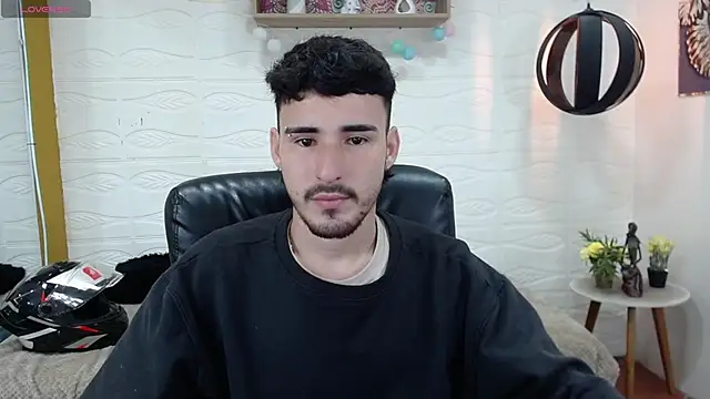 Snapshot of DmitriSanders chatting on 02.04.25 DmitriSanders online show from 02.04.25