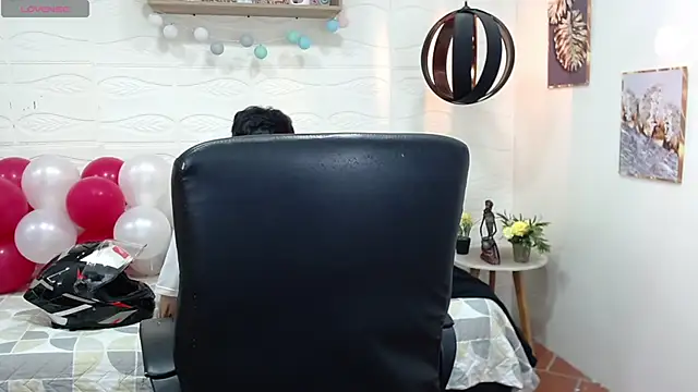 Snapshot of DmitriSanders chatting on 02.14.25 DmitriSanders online show from 02.14.25