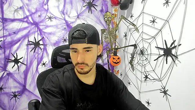 Snapshot of DmitriSanders chatting on 09.28.25 DmitriSanders online show from 09.28.25