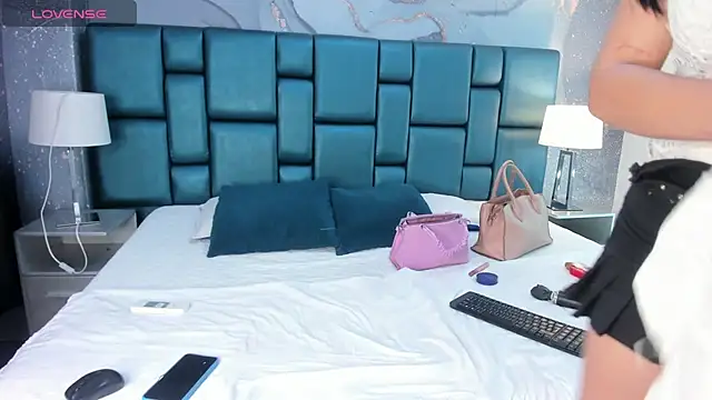 Snapshot of Nahomi_Wild chatting on 12.24.24 Nahomi Wild online show from 12.24.24