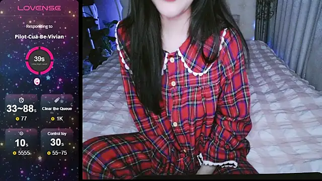 Snapshot of _Viviann_ chatting on 12.23.24 Viviann online show from 12.23.24