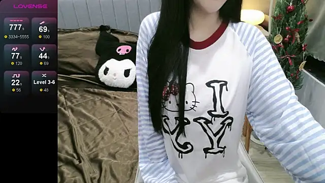 Snapshot of _Viviann_ chatting on 12.21.25 Viviann online show from 12.21.25