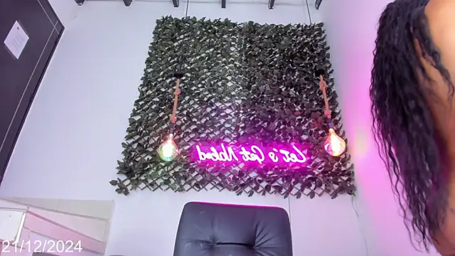 Snapshot of Brianna_Stars chatting on 12.21.24 Brianna Stars online show from 12.21.24