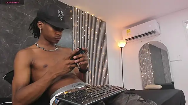 Snapshot of BRYXXXON1 chatting on 12.04.24 BRYXXXON1 online show from 12.04.24