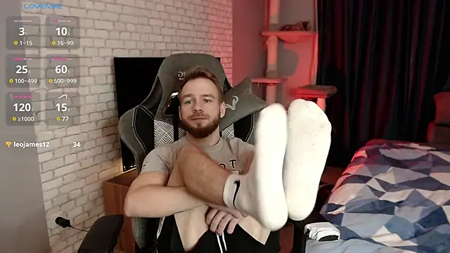 Snapshot of LeoPaulini chatting on 12.25.24 LeoPaulini online show from 12.25.24