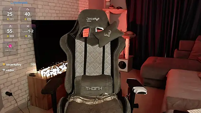 Snapshot of LeoPaulini chatting on 03.10.25 LeoPaulini online show from 03.10.25