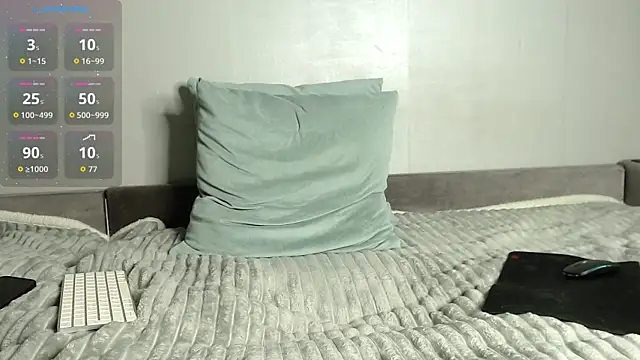 Snapshot of LeoPaulini chatting on 11.23.25 LeoPaulini online show from 11.23.25