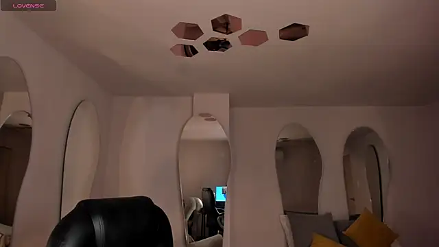 Snapshot of PaulinaSantos_ chatting on 11.02.25 PaulinaSantos  online show from 11.02.25