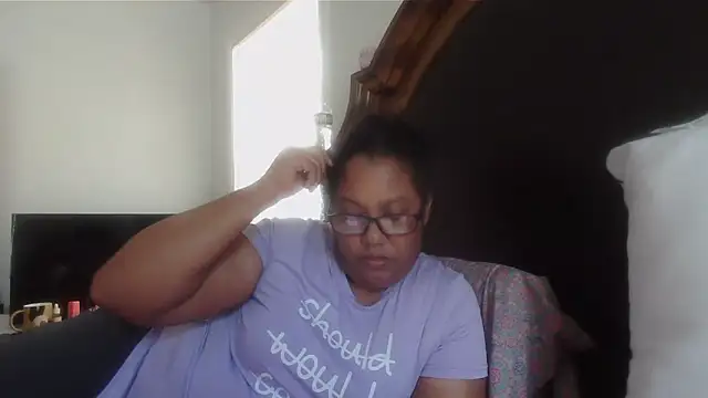 Snapshot of ebonyred chatting on 04.24.26 ebonyred online show from 04.24.26