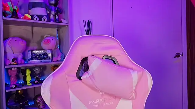 EmilyMiller  online show from 04.15.26