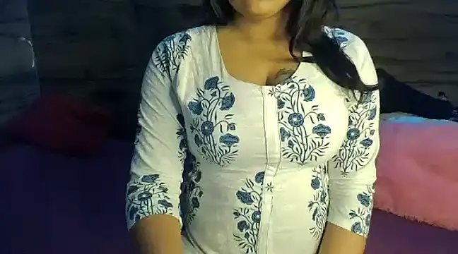 Snapshot of Trezza chatting on 02.06.25 Trezza online show from 02.06.25