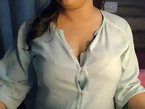 Snapshot of Trezza chatting on 03.23.25 Trezza online show from 03.23.25