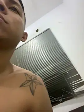 Snapshot of aalan_foxter chatting on 12.24.24 aalan foxter online show from 12.24.24