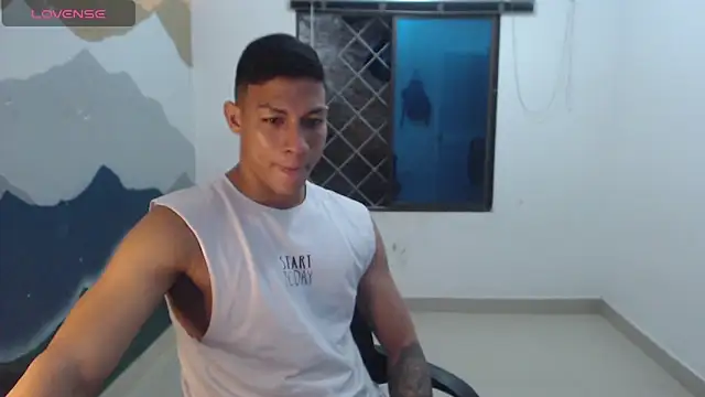 Snapshot of aalan_foxter chatting on 01.25.25 aalan foxter online show from 01.25.25