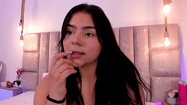 Snapshot of Oriana_Guzman chatting on 06.25.26 Oriana Guzman online show from 06.25.26