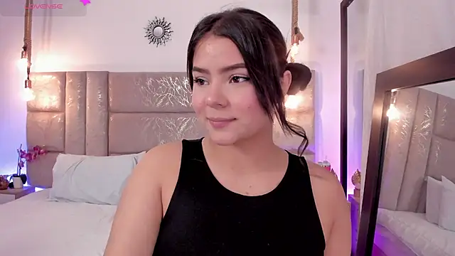 Snapshot of Oriana_Guzman chatting on 07.17.26 Oriana Guzman online show from 07.17.26