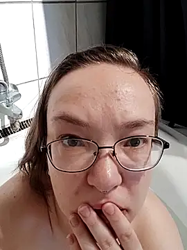 Isabella Geney online show from 11.19.25