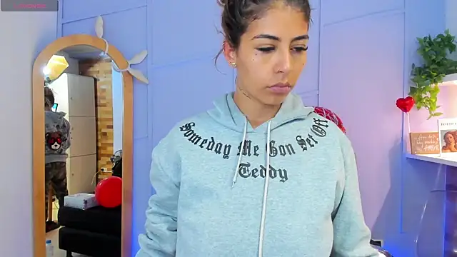 Snapshot of Georgina-coule chatting on 02.17.25 Georgina-coule online show from 02.17.25