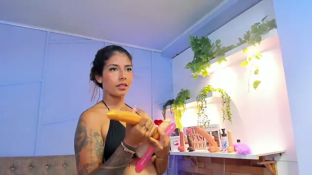 Snapshot of Georgina-coule chatting on 03.21.25 Georgina-coule online show from 03.21.25