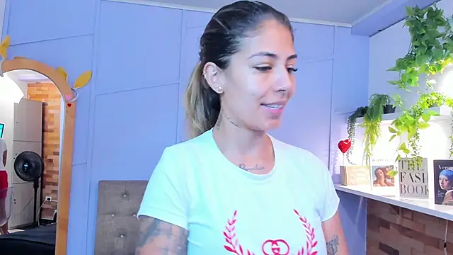 Snapshot of Georgina-coule chatting on 09.17.25 Georgina-coule online show from 09.17.25