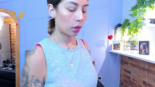 Snapshot of Georgina-coule chatting on 10.21.25 Georgina-coule online show from 10.21.25