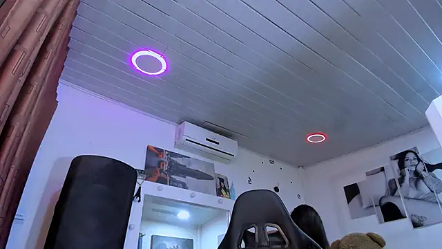 Snapshot of LatinVenuz chatting on 01.28.25 LatinVenuz online show from 01.28.25